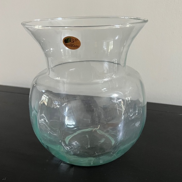 NEW! Decorative Clear Vase 6" Wide x 8" High, Bulb Clear - Picture 2 of 4